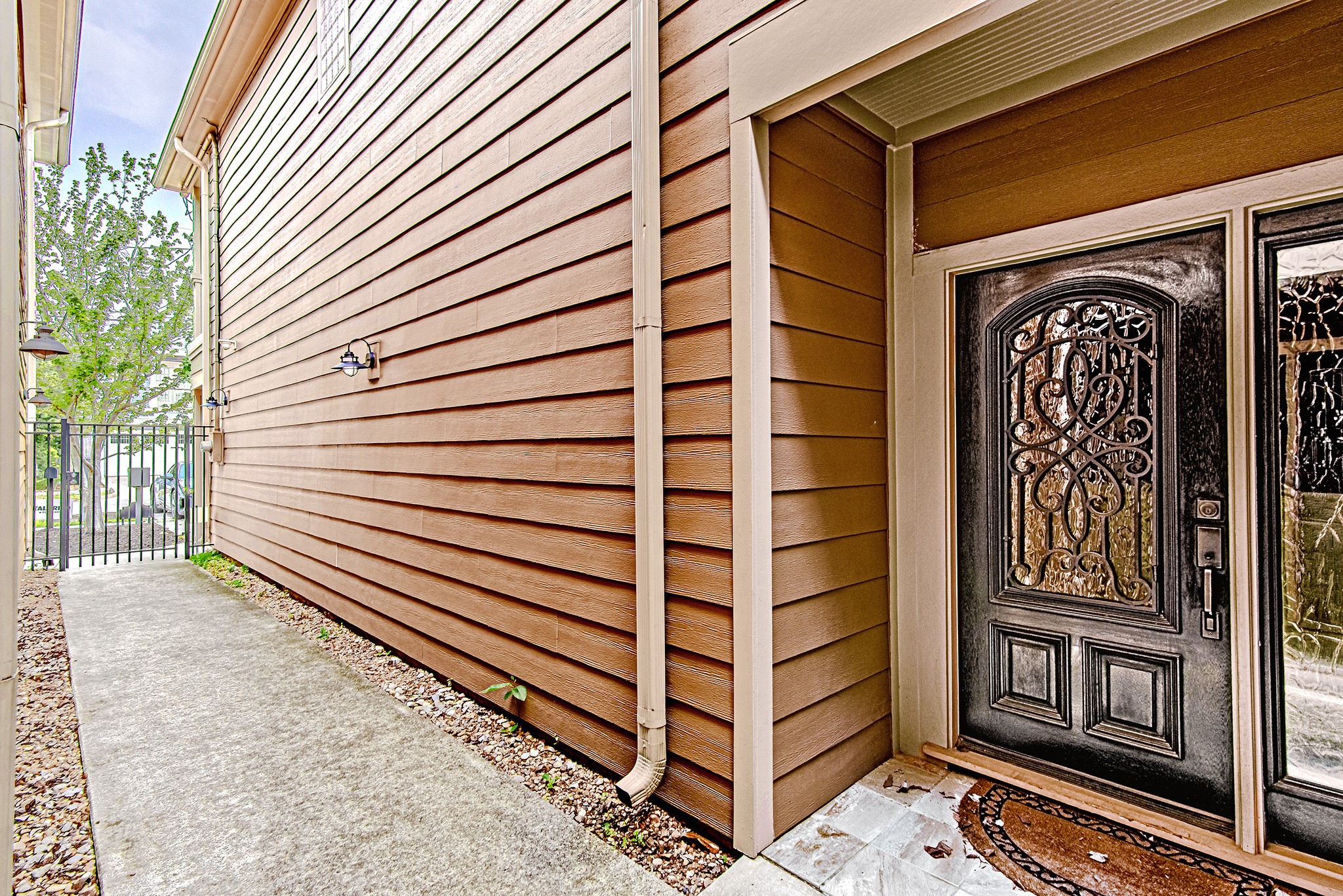 1425 Prince Street Houston, TX 77008 - Photo 5 of 22 Welcoming entry with covered front door and side access for added privacy.