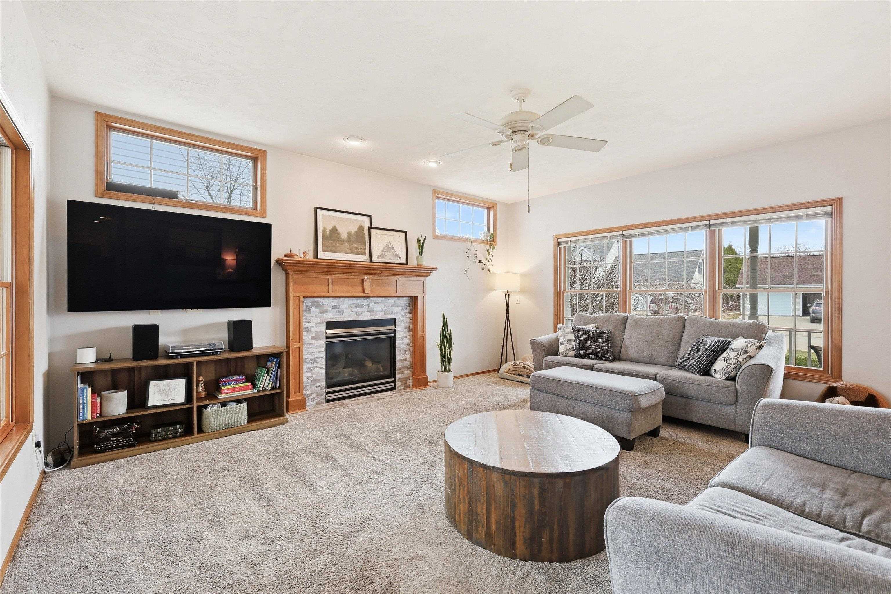 1081 South Violet Lane Appleton, WI 54914 - Photo 3 of 39