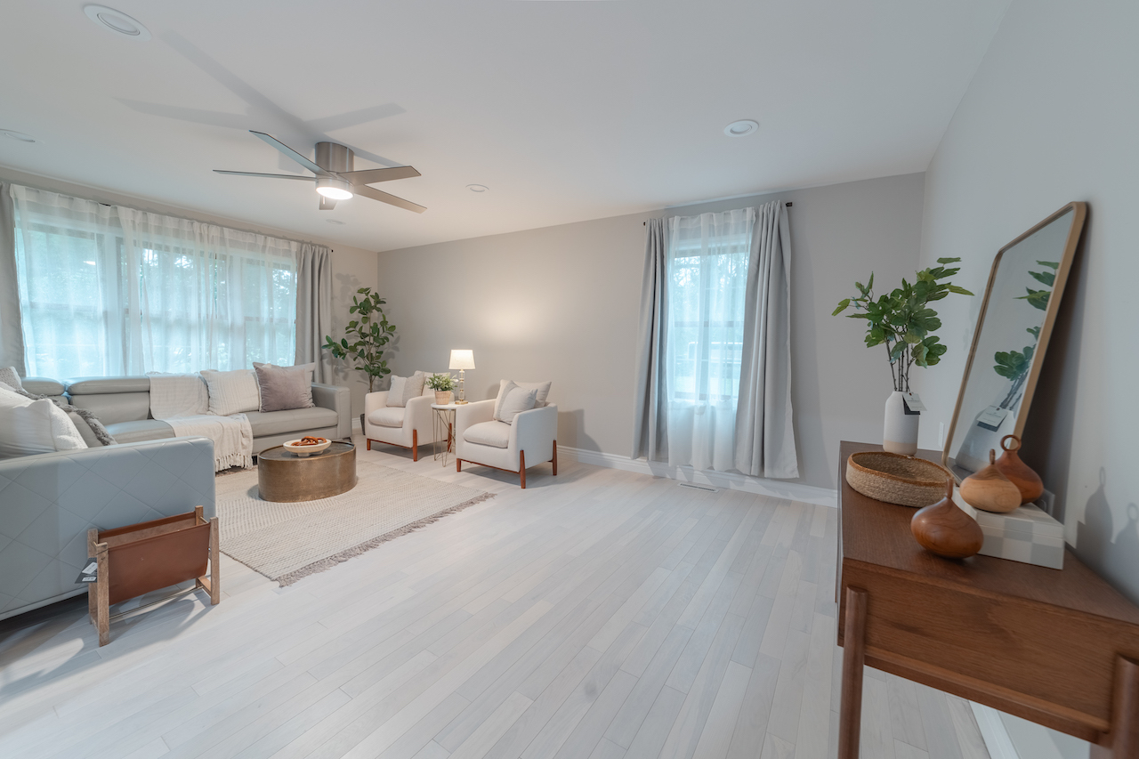 4818 5th Street Winthrop Harbor, IL 60096 - Photo 18 of 42 a living room with furniture and a potted plant