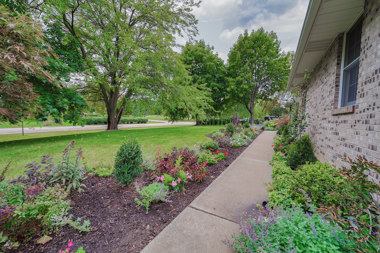 4818 5th Street Winthrop Harbor, IL 60096 - Photo 35 of 42 a view of a garden with a fountain