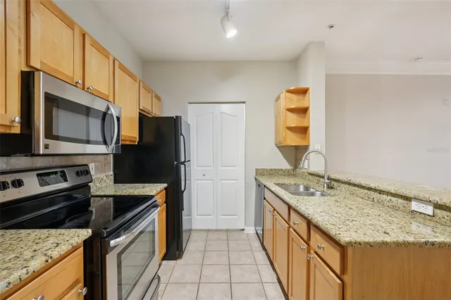a view of an empty room with a ceiling fan