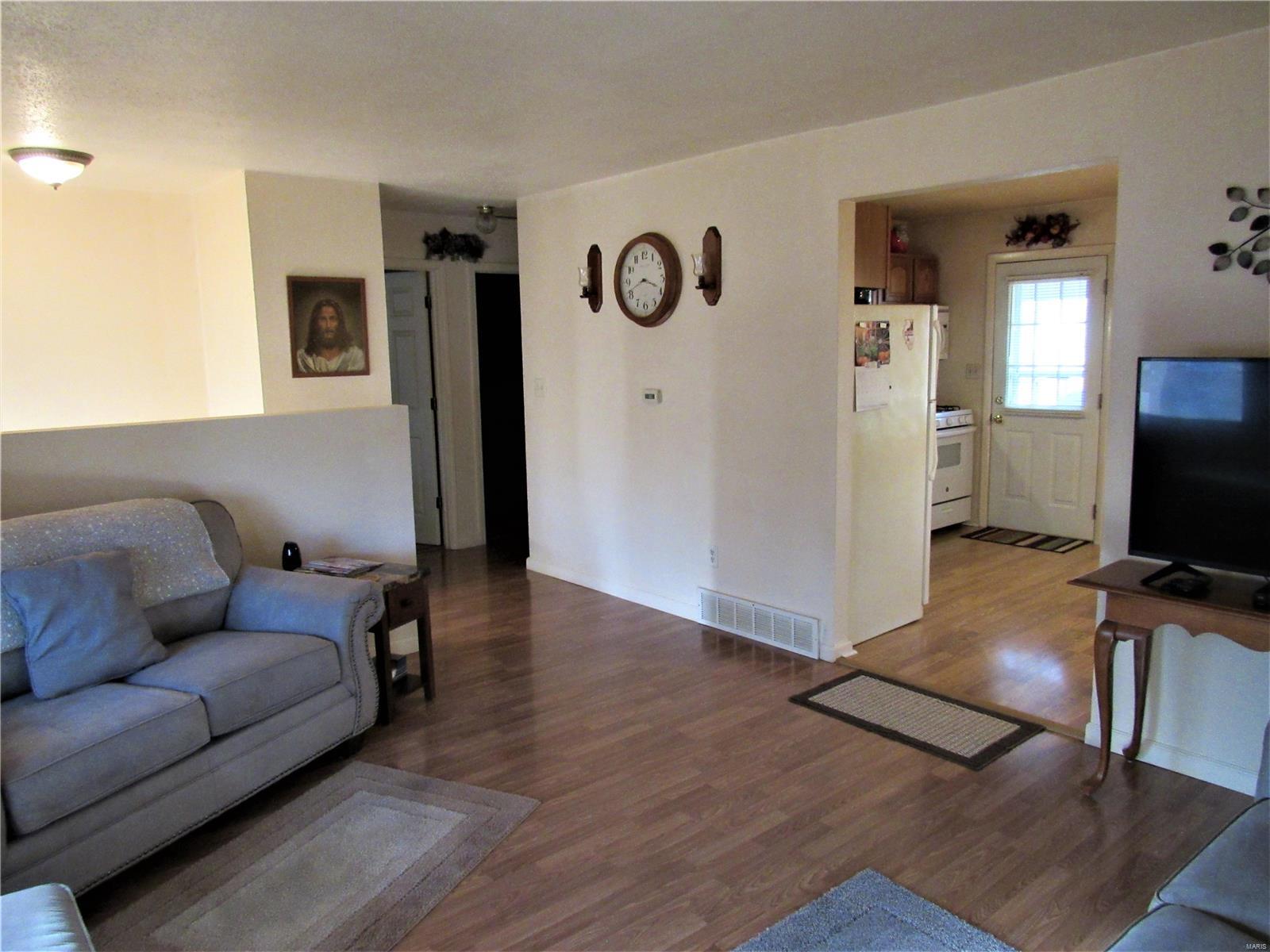 112 George Street Brighton, IL 62012 - Photo 3 of 19 Gallery Image 3