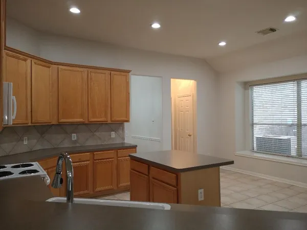 $2,400 | 3314 Worthington Drive, Pearland, TX 77584