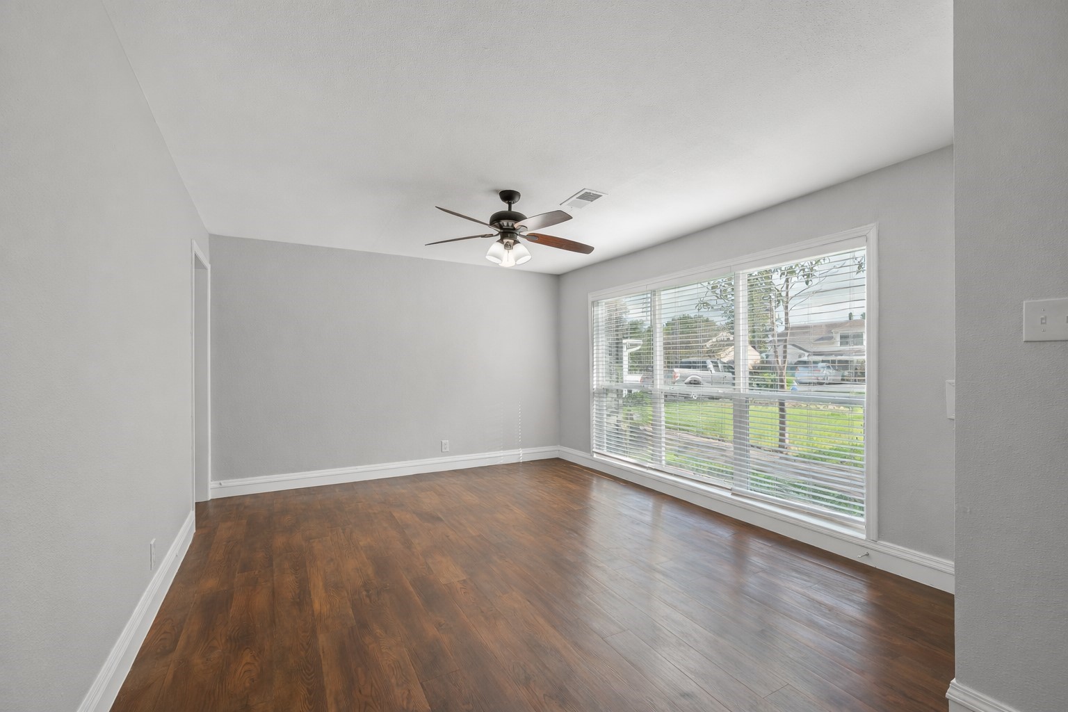 3823 Florinda Street Houston, TX 77021 - Photo 6 of 41 Bright and cheery main living/family room!