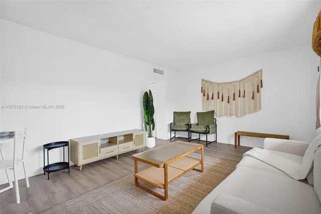 $1,800 | 13210 Memorial Highway, Unit 208, North Miami, FL 33161