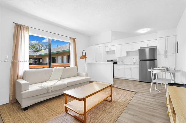 $1,800 | 13210 Memorial Highway, Unit 208, North Miami, FL 33161