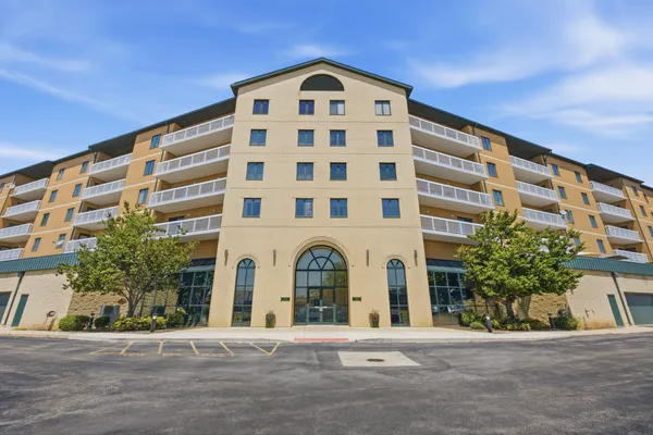 $325,000 | 1500 Ardmore Avenue, Unit 611, Villa Park, IL 60181