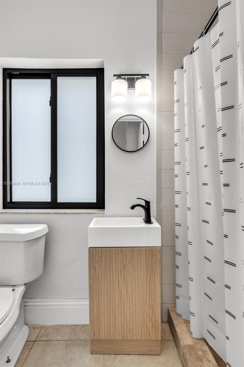 944 Southwest 10th Avenue Miami, FL 33130 - Photo 13 of 37 1/2 bath within Family/Flex Room