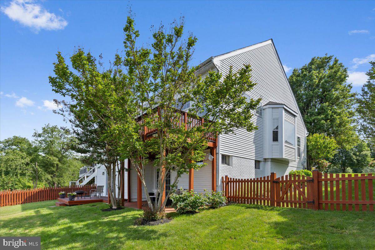 43605 Wembley Lane Chantilly, VA 20152 - Photo 4 of 41 Main-level living backing to pond in South Riding