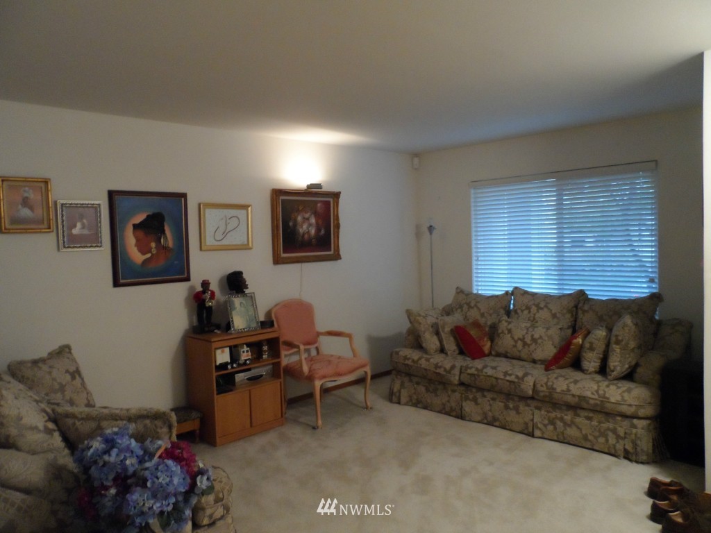303 Index Place Southeast Renton, WA 98056 - Photo 3 of 14 a living room with furniture and a window