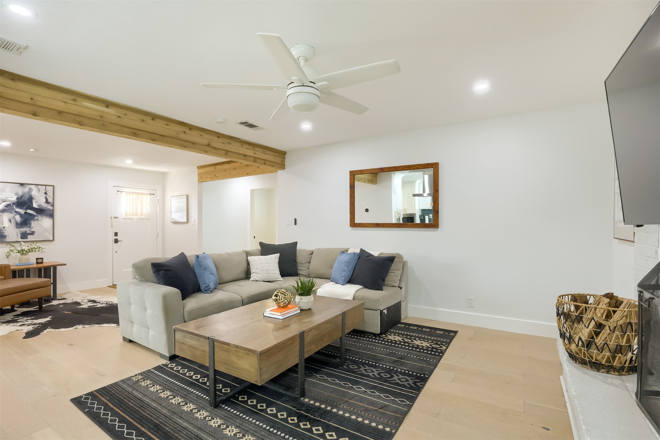 9016 West Pointer Lane Austin, TX 78758 - Photo 7 of 29 a living room with furniture