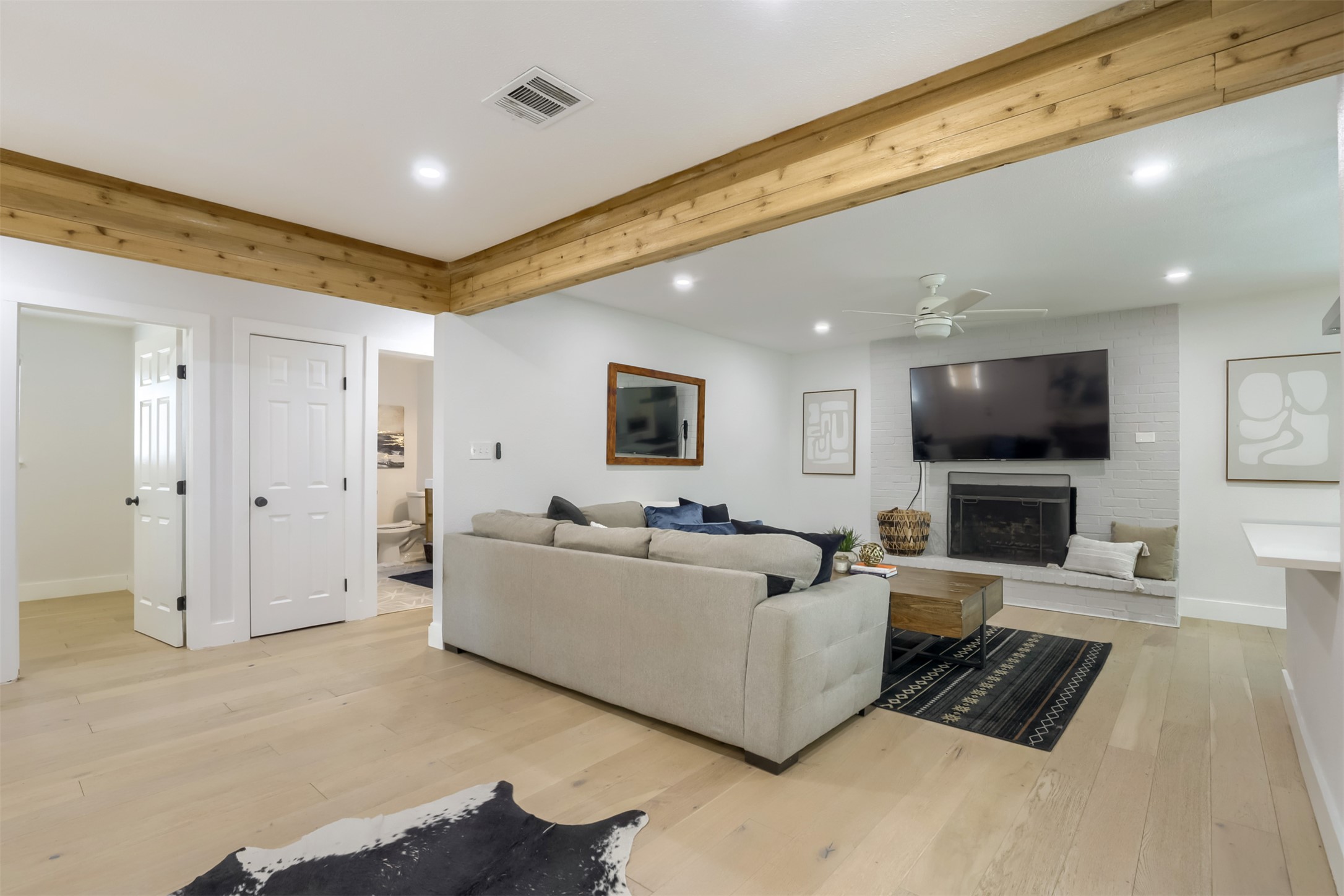 9016 West Pointer Lane Austin, TX 78758 - Photo 9 of 29 a living room with furniture and a flat screen tv
