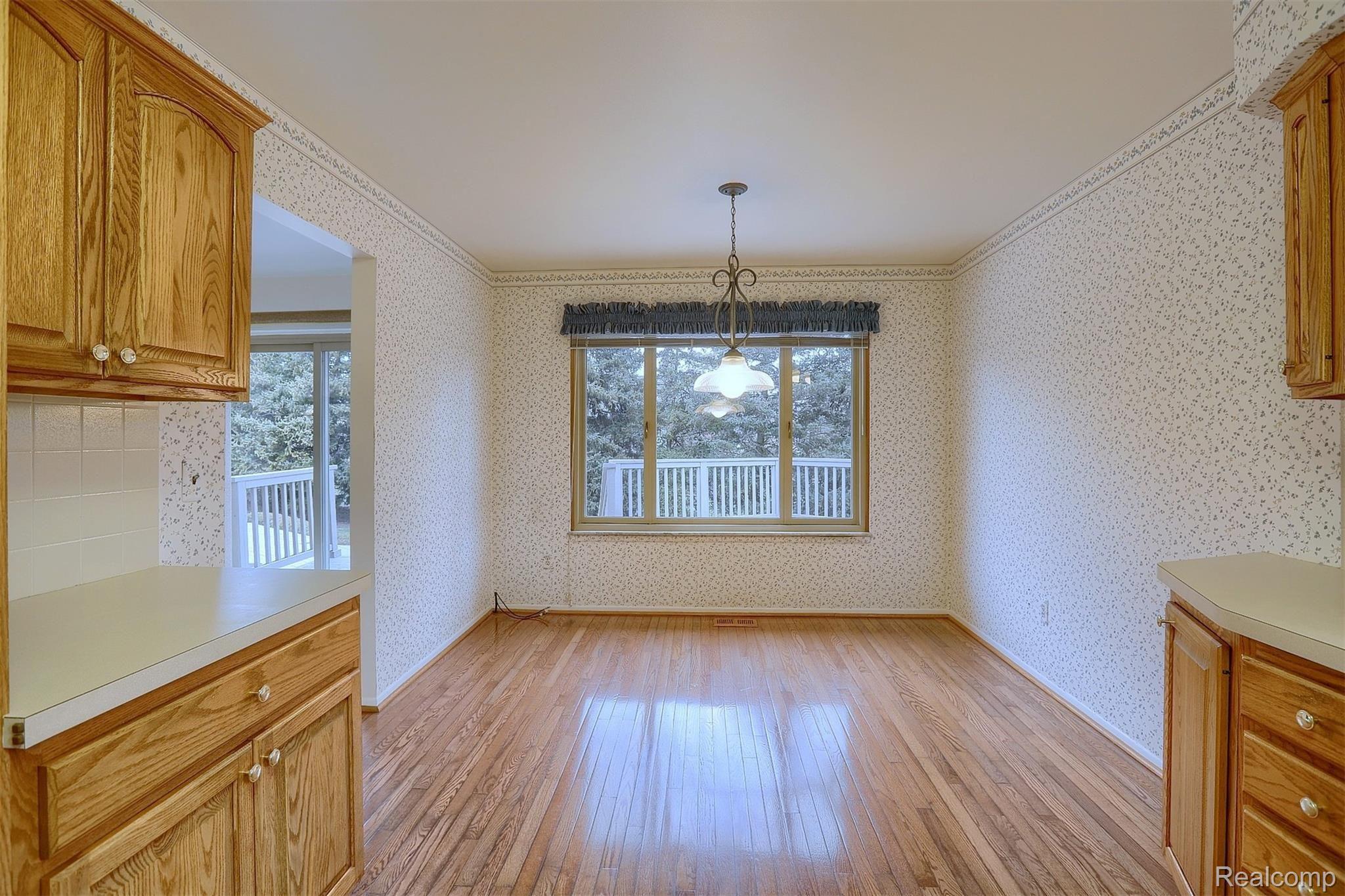 2049 Cumberland Road Rochester, MI 48307 - Photo 14 of 33 14-Breakfast Nook 2nd View.jpg