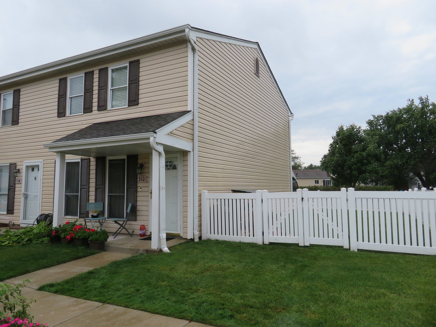 310 Rodenburg Road Roselle, IL 60172 - Photo 50 of 56 a front view of a house with garden