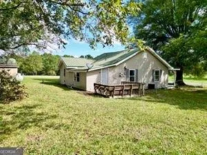 a view of a house with backyard