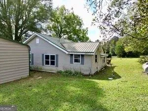 a view of a house with backyard and garden