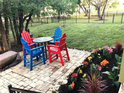 a bench is sitting in the middle of a park with large trees
