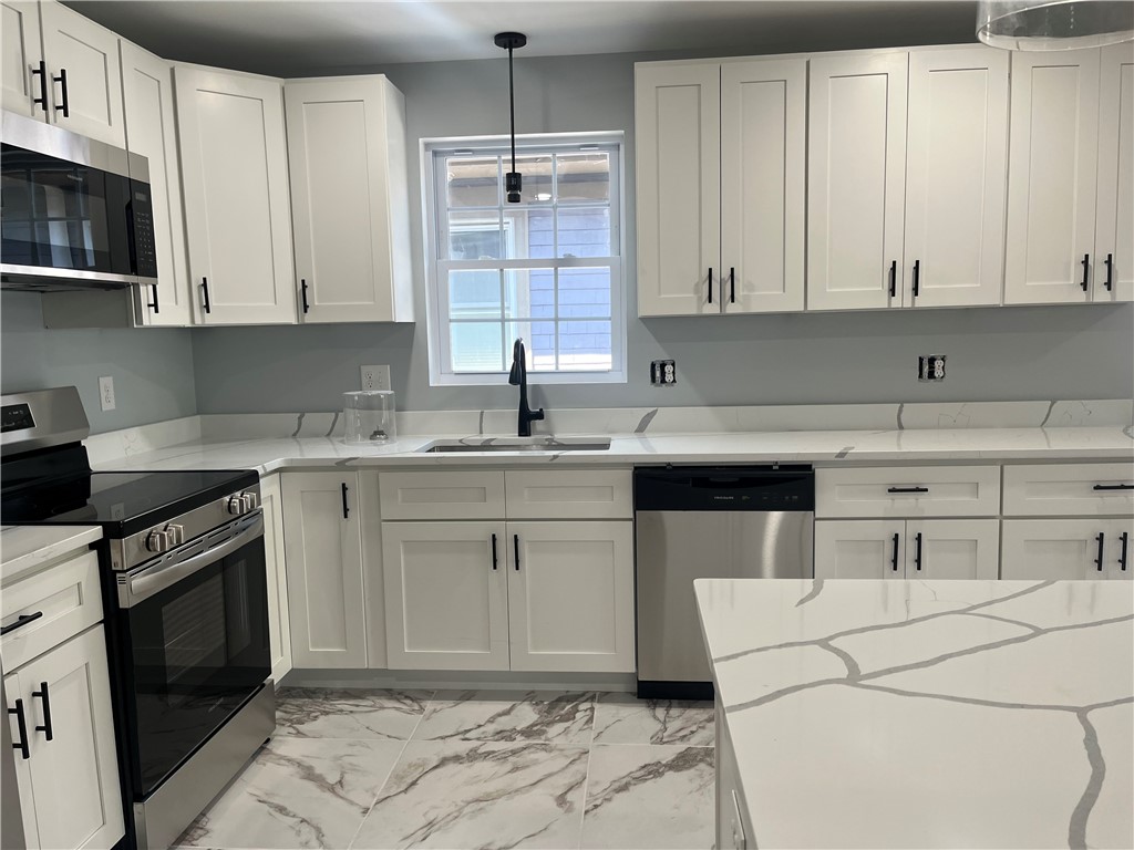 362 Kenyon Avenue Pawtucket, RI 02861 - Photo 2 of 21