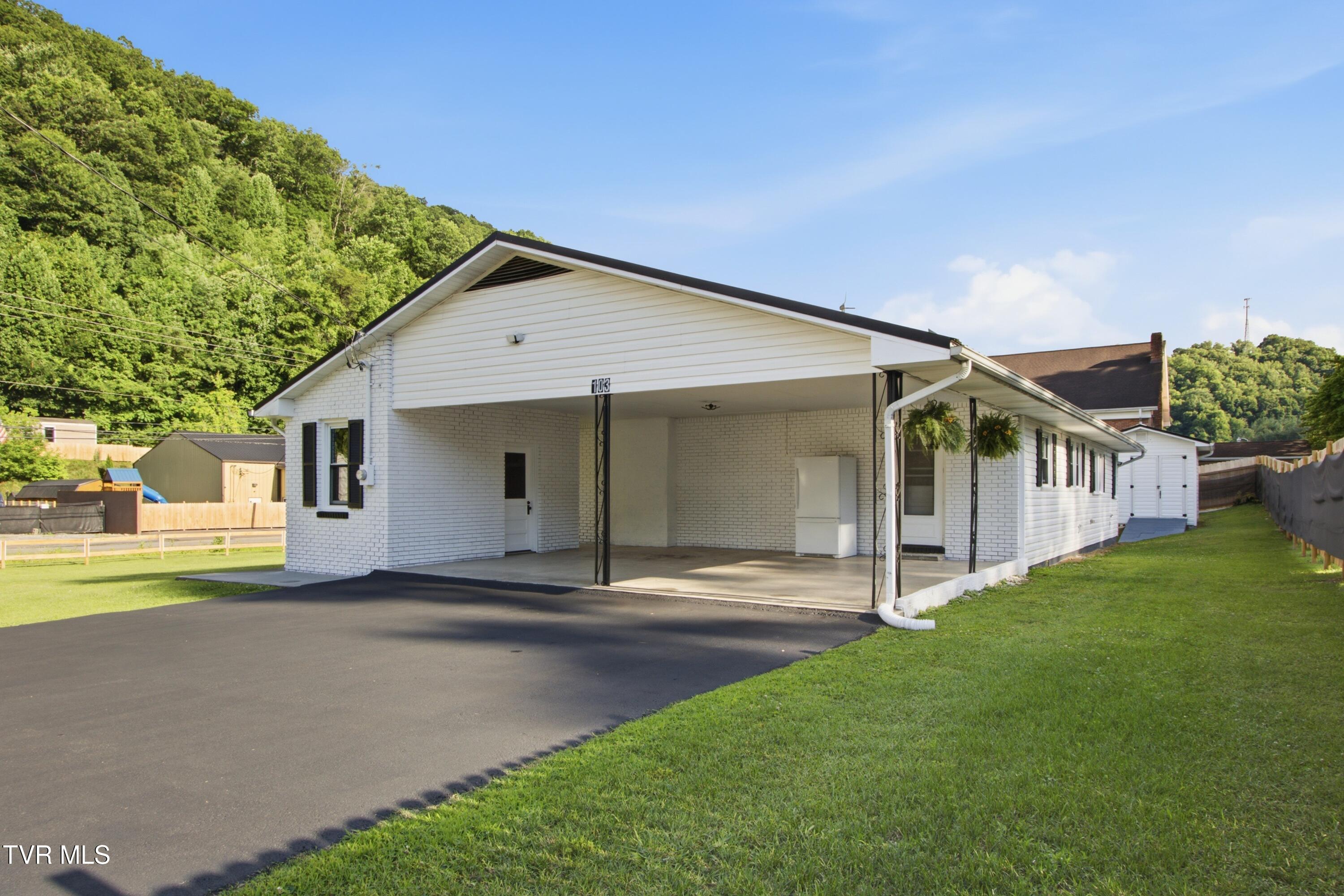 103 Commodore Avenue Elizabethton, TN 37643 - Photo 27 of 45 Carport
