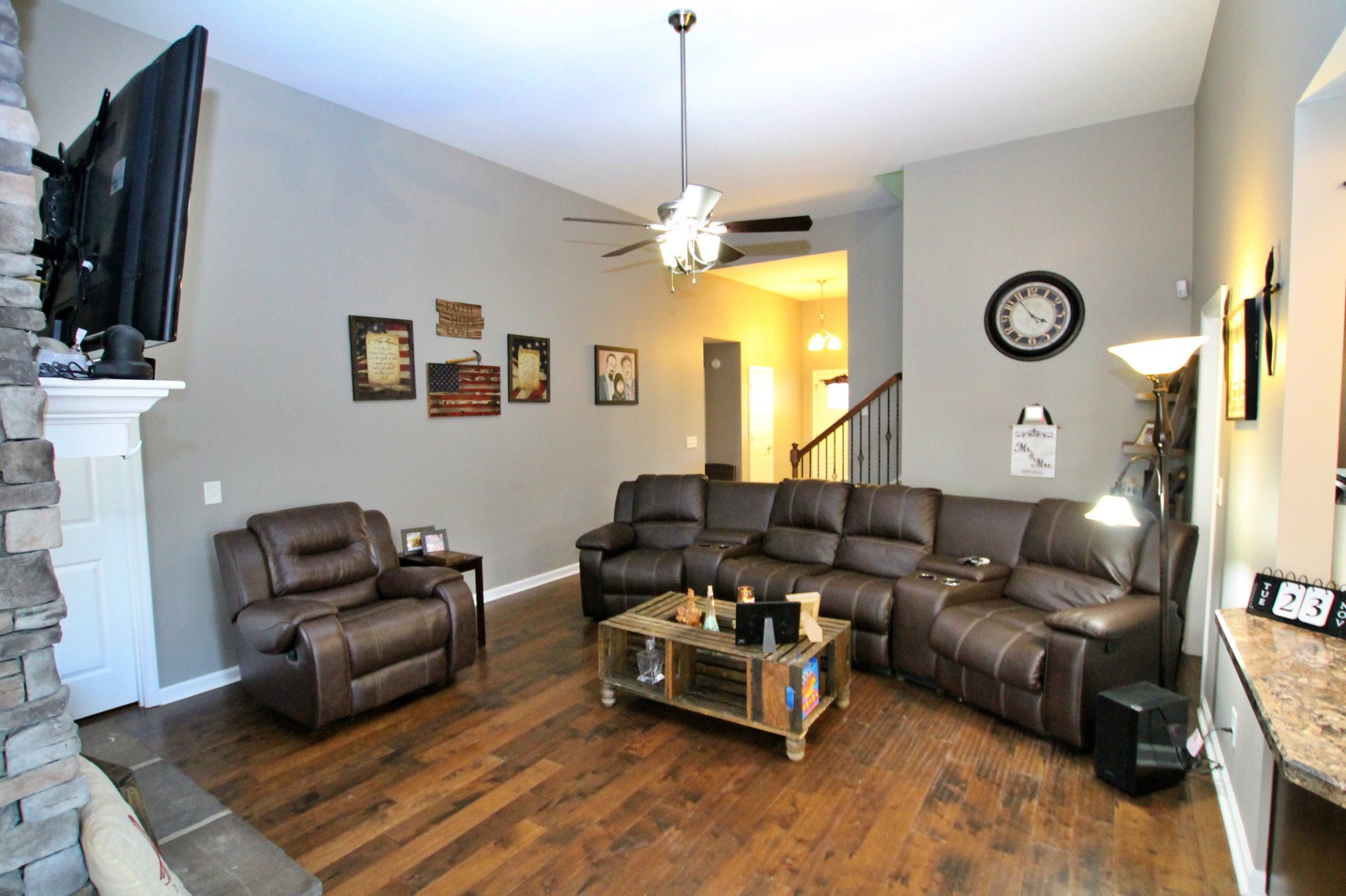 8005 New Chapel Road Springfield, TN 37172 - Photo 5 of 28 a living room with furniture