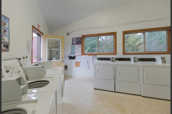 29796 Southwest Montebello Drive Wilsonville, OR 97070 - Photo 7 of 8 a living room with furniture and window