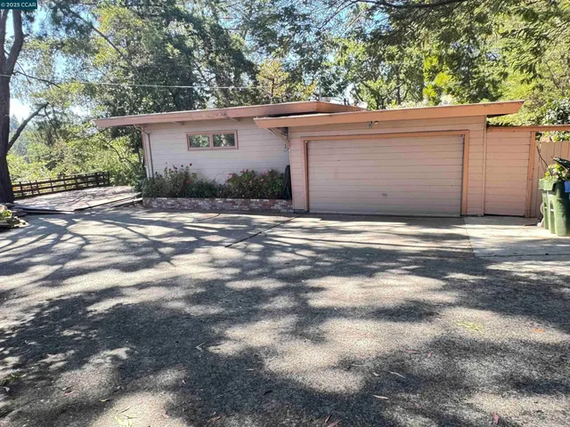 a view of a yard in front of a house