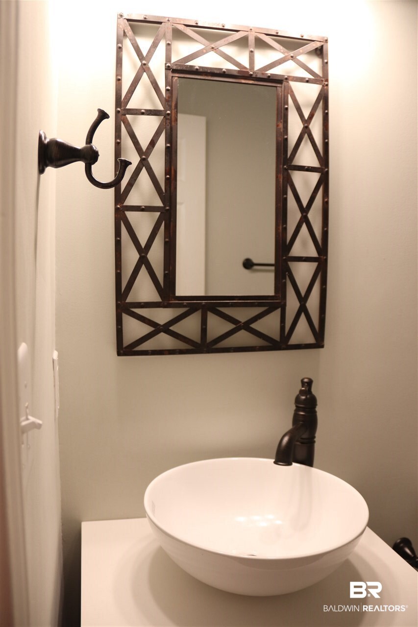 1517 Regency Road, Unit 122 Gulf Shores, AL 36542 - Photo 25 of 37 Upstairs Hall Bath