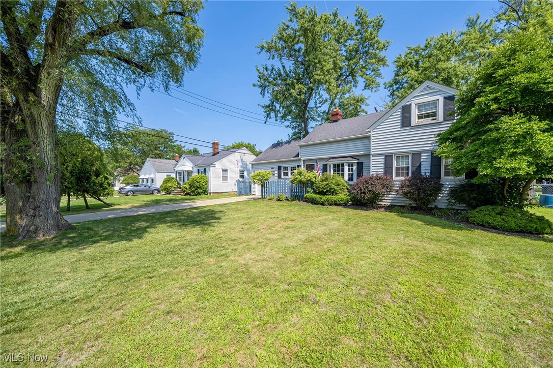 1607 Richmond Road Cleveland, OH 44124 - Photo 28 of 32 View of front facade with a front lawn
