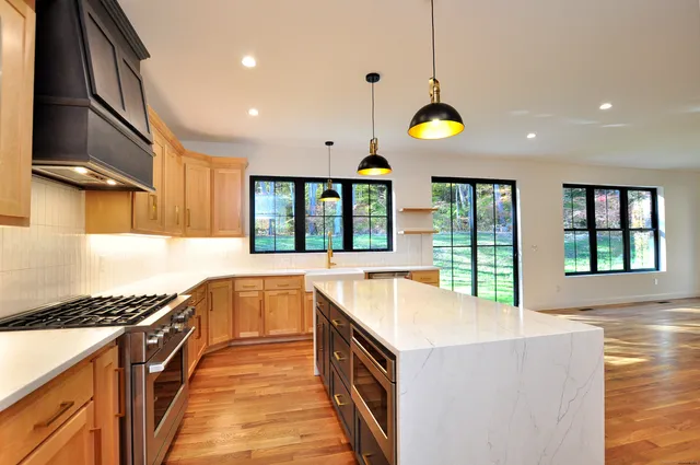 $979,950 | 152 East Hill Road, Canton, CT 06019