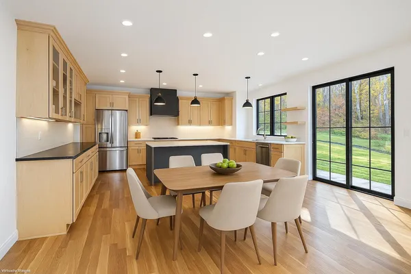 $899,900 | 152 East Hill Road, Canton, CT 06019