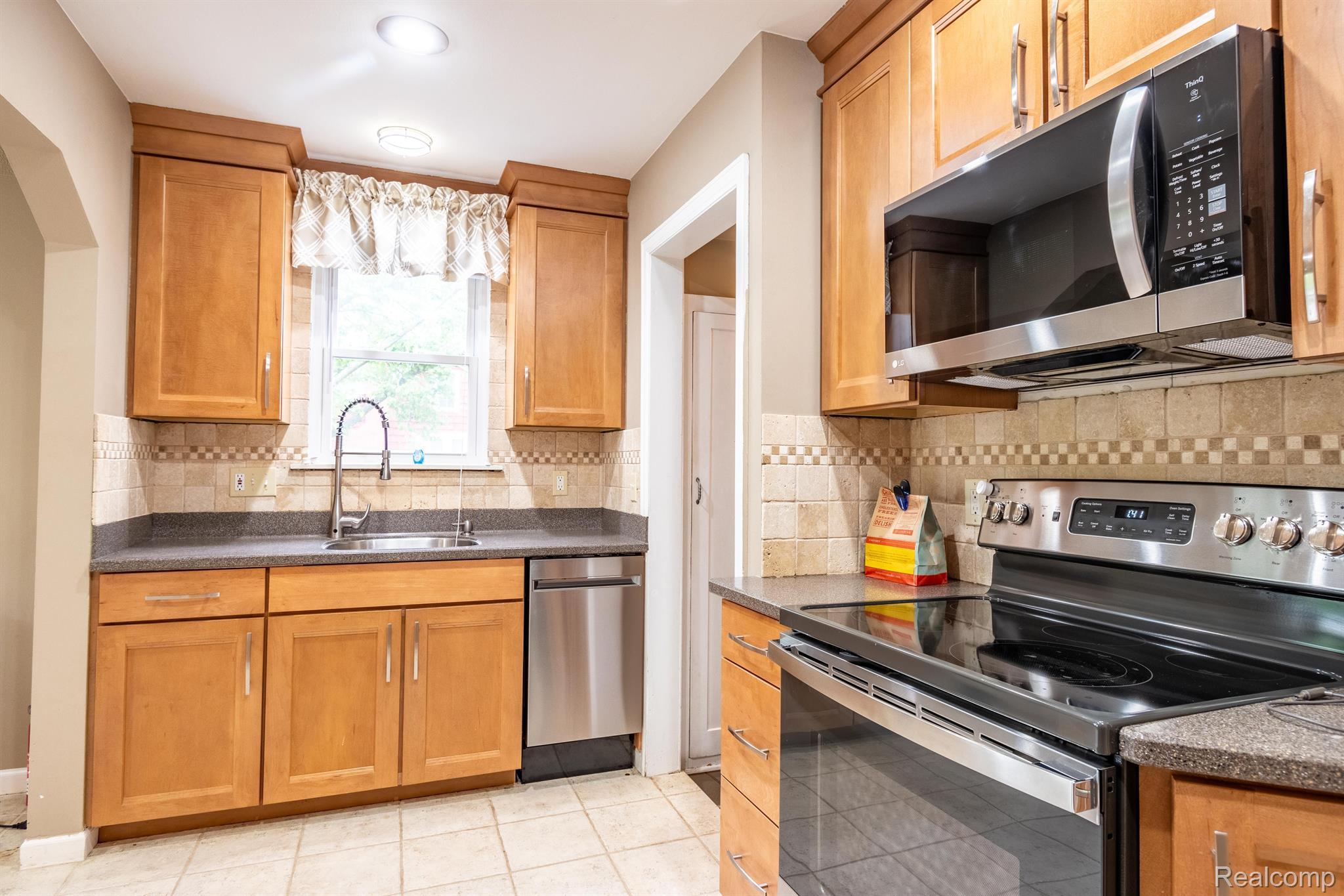 2119 Columbia Road Berkley, MI 48072 - Photo 12 of 39 Gallery Image 12