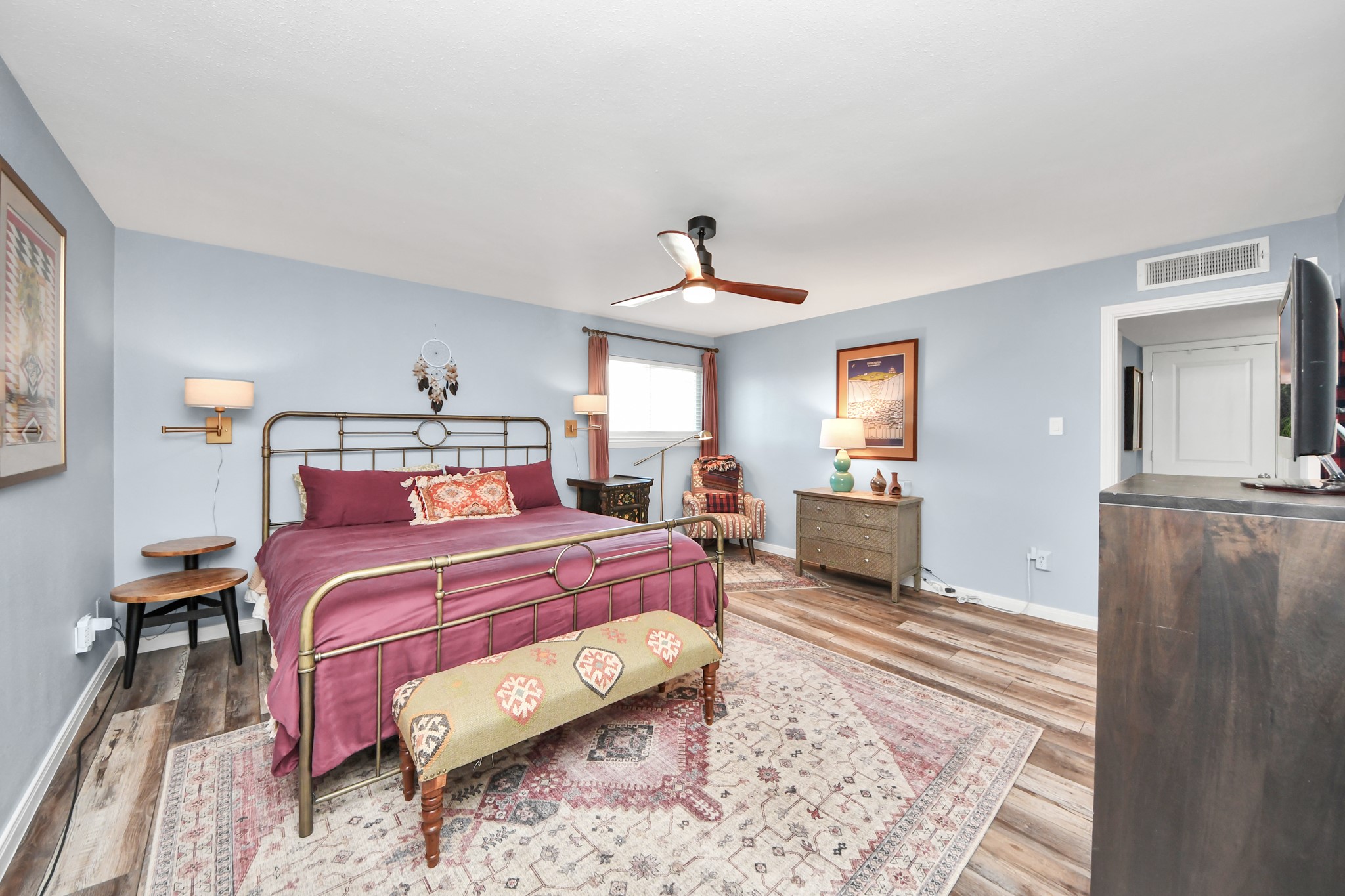 3224 Timmons Lane, Unit 168 Houston, TX 77027 - Photo 13 of 36 a bedroom with a bed and a chandelier
