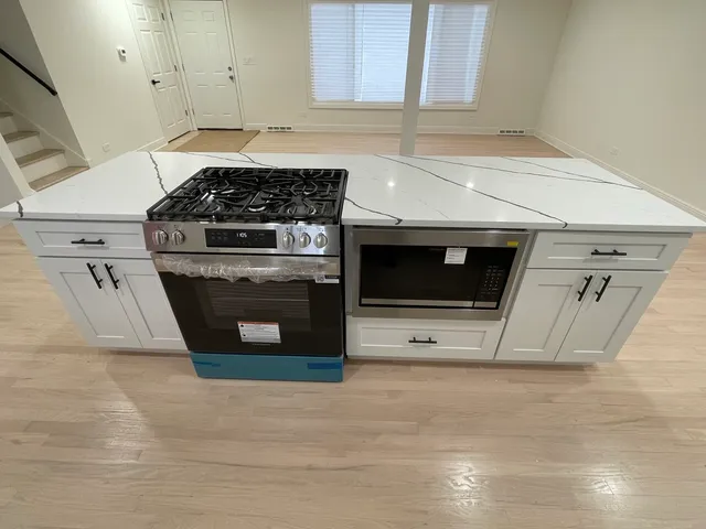 $379,000 | 916 East 168th Street, South Holland, IL 60473