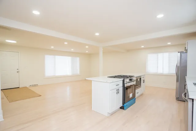 $379,000 | 916 East 168th Street, South Holland, IL 60473