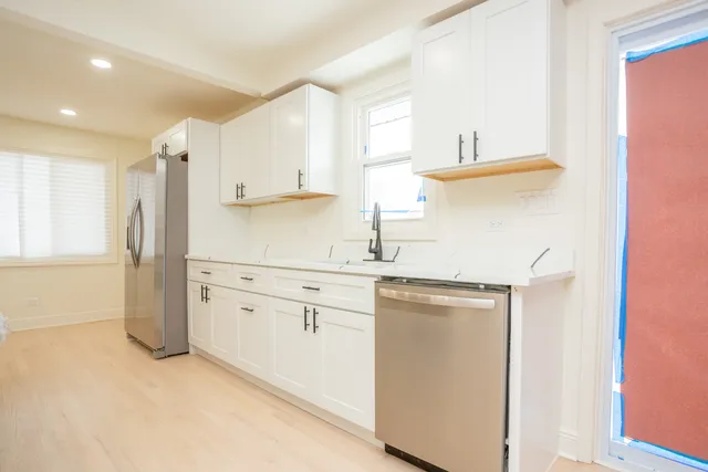 $379,000 | 916 East 168th Street, South Holland, IL 60473