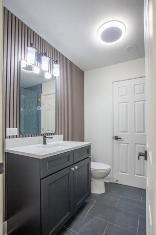 $379,000 | 916 East 168th Street, South Holland, IL 60473