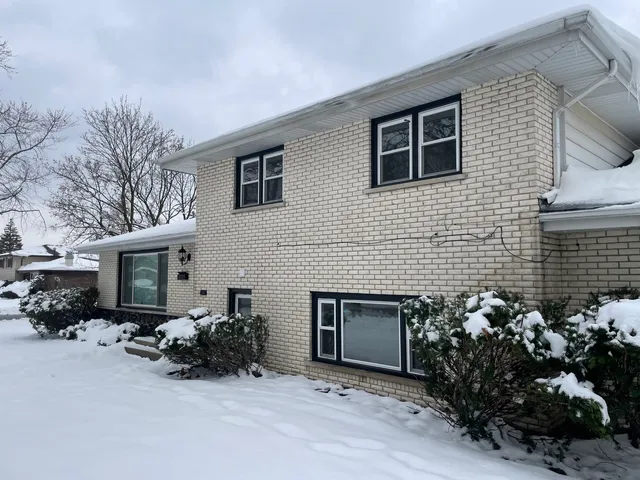 $379,000 | 916 East 168th Street, South Holland, IL 60473