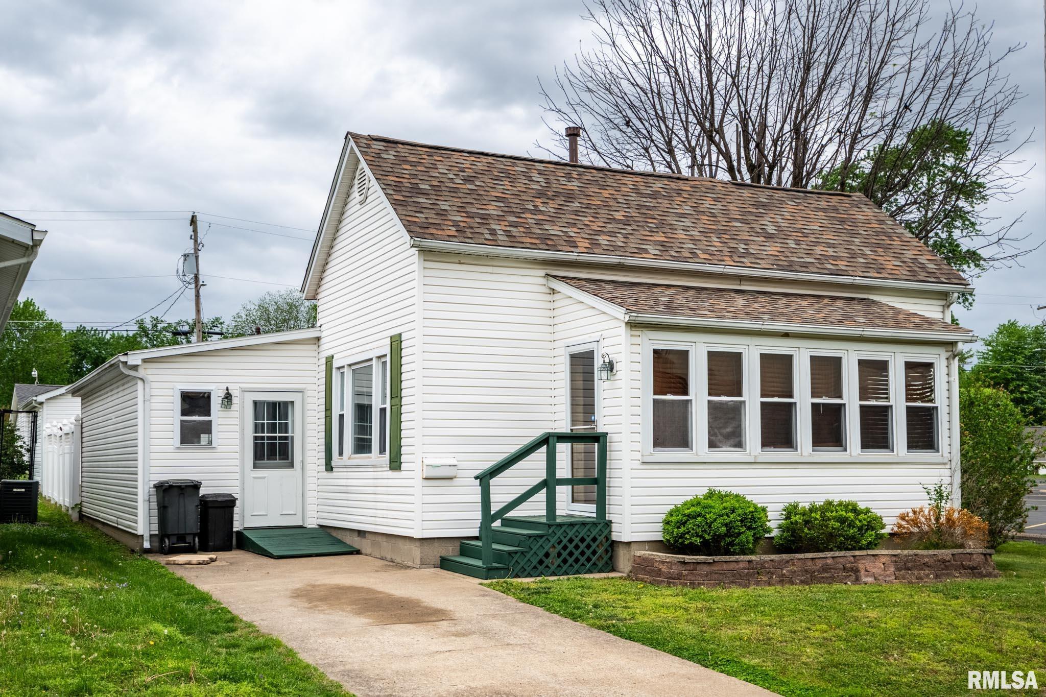 917 South 11th Street Herrin, IL 62948 - Photo 1 of 25