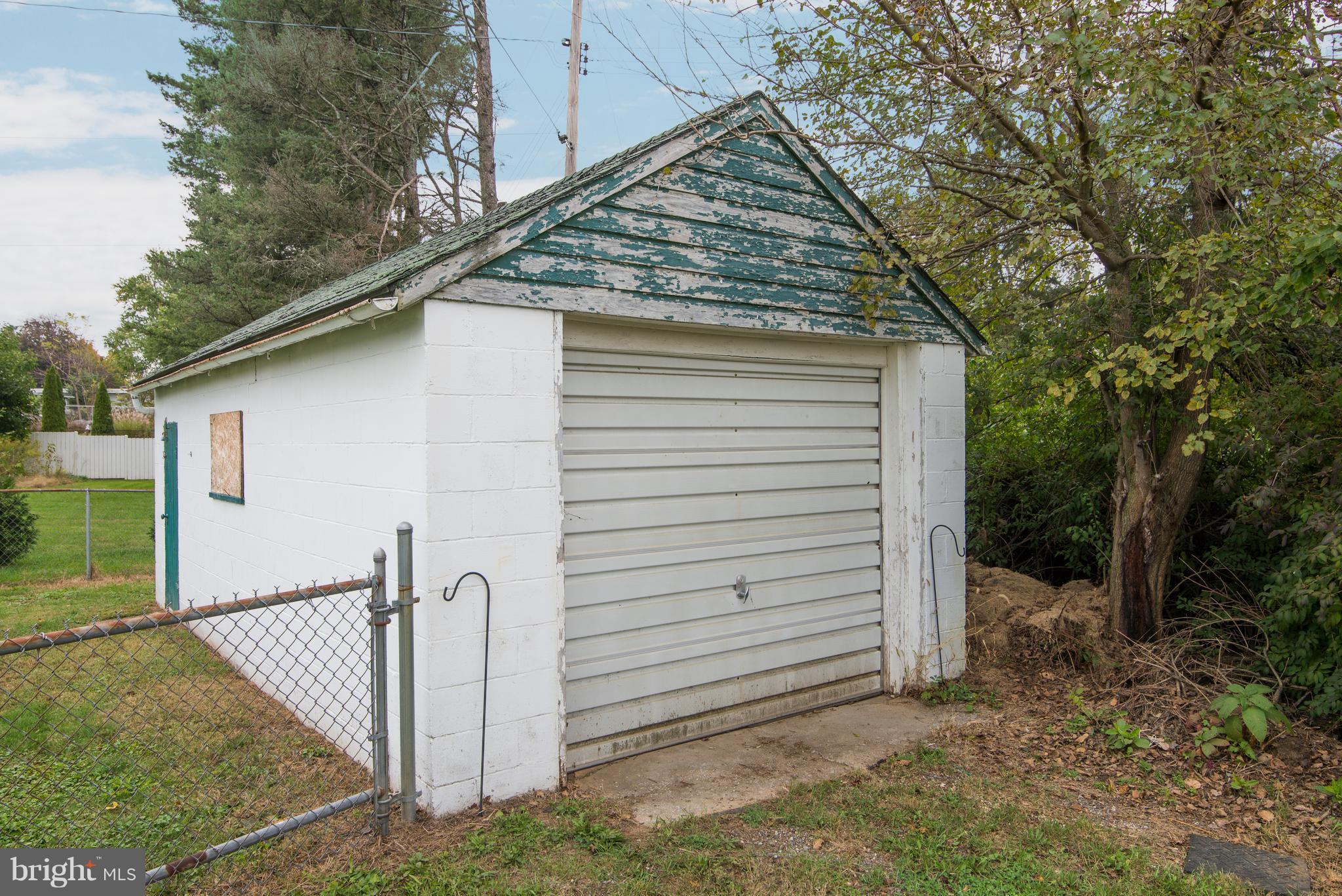 11411 Englewood Road Hagerstown, MD 21740 - Photo 8 of 30 Detached single car garage.