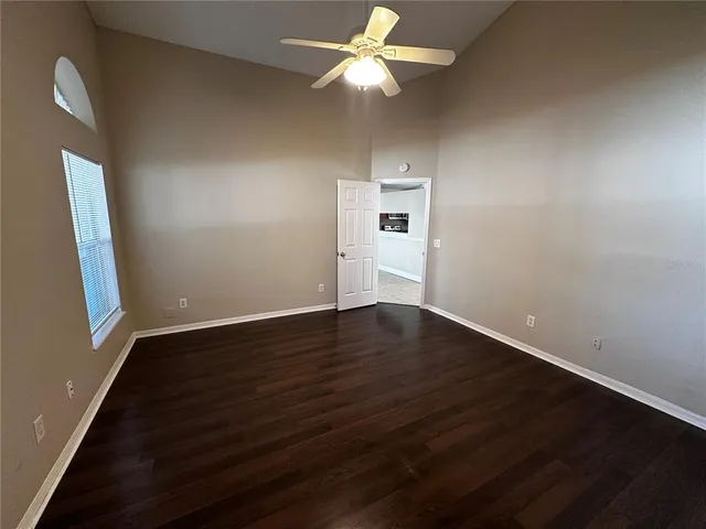 a view of a livingroom with an empty space and countertop window