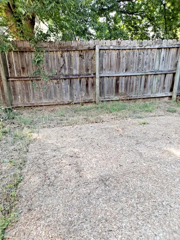 a view of a backyard