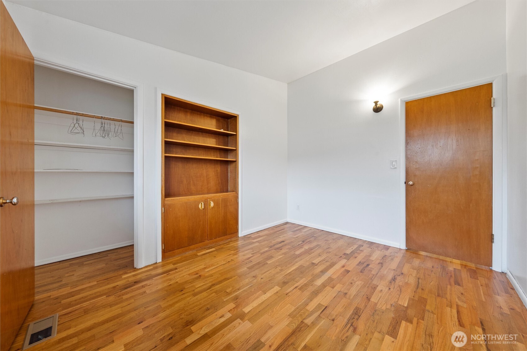401 Statter Road Ephrata, WA 98823 - Photo 15 of 40 a view of an empty room with closet and a window