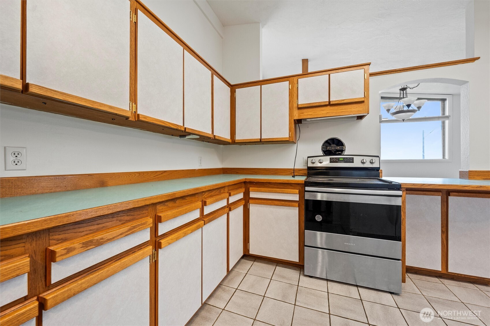 401 Statter Road Ephrata, WA 98823 - Photo 18 of 40 a kitchen with stainless steel appliances a stove and cabinets