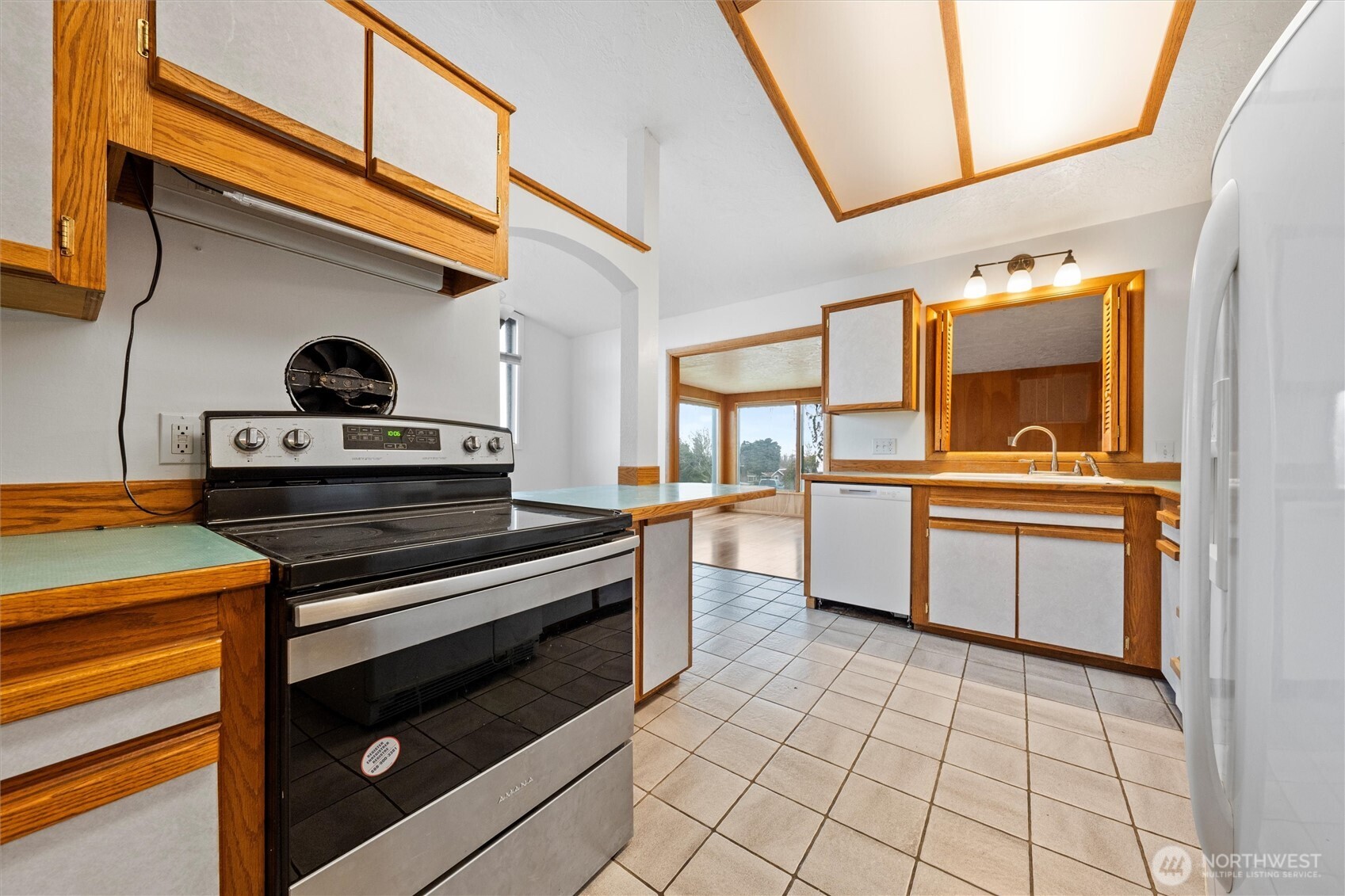 401 Statter Road Ephrata, WA 98823 - Photo 19 of 40 a kitchen with a stove and a microwave