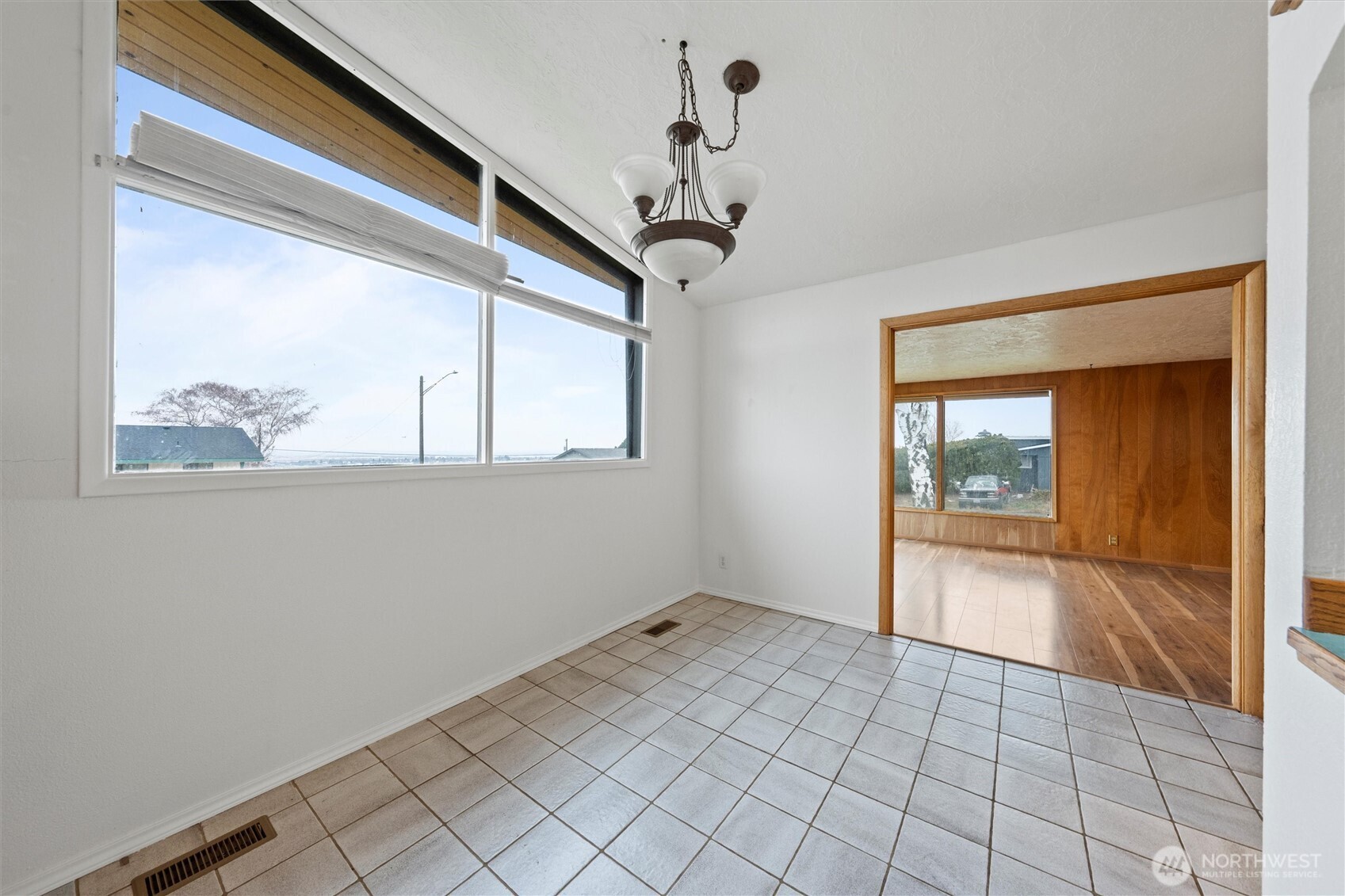 401 Statter Road Ephrata, WA 98823 - Photo 25 of 40 a view of an empty room and window