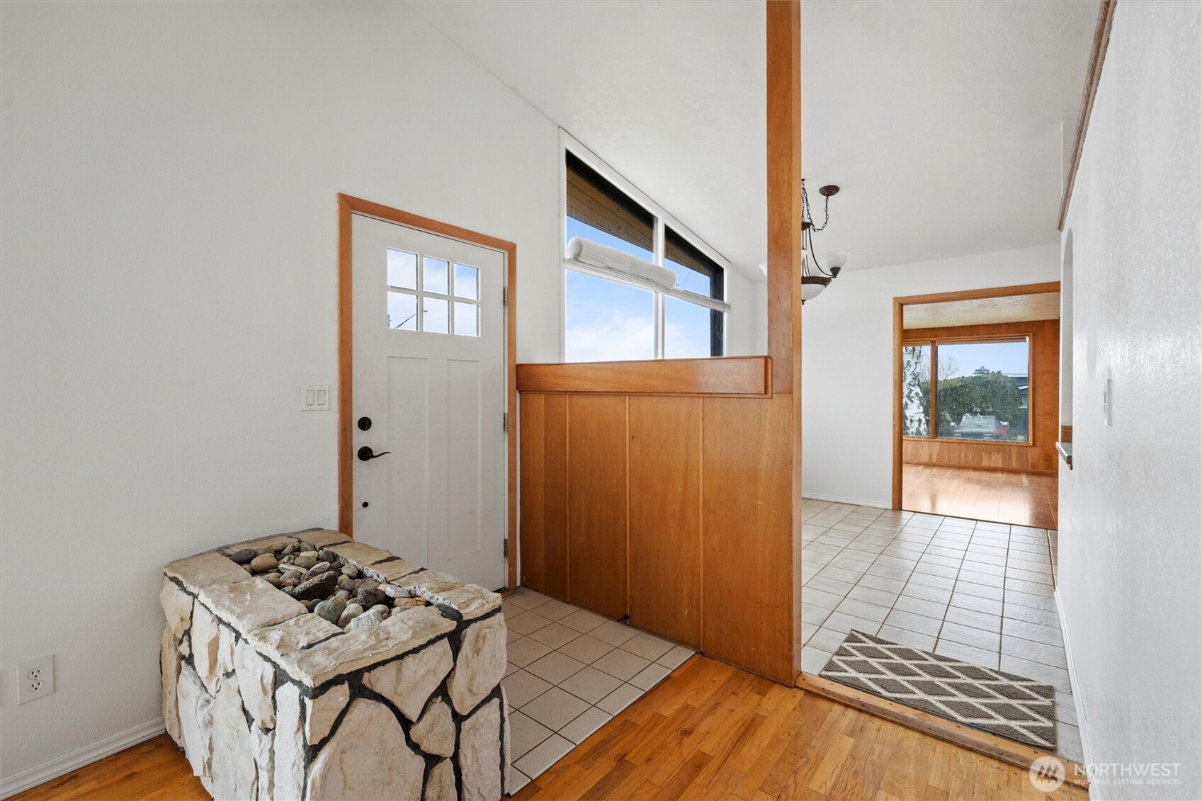 401 Statter Road Ephrata, WA 98823 - Photo 26 of 40 a view of a livingroom with wooden floor