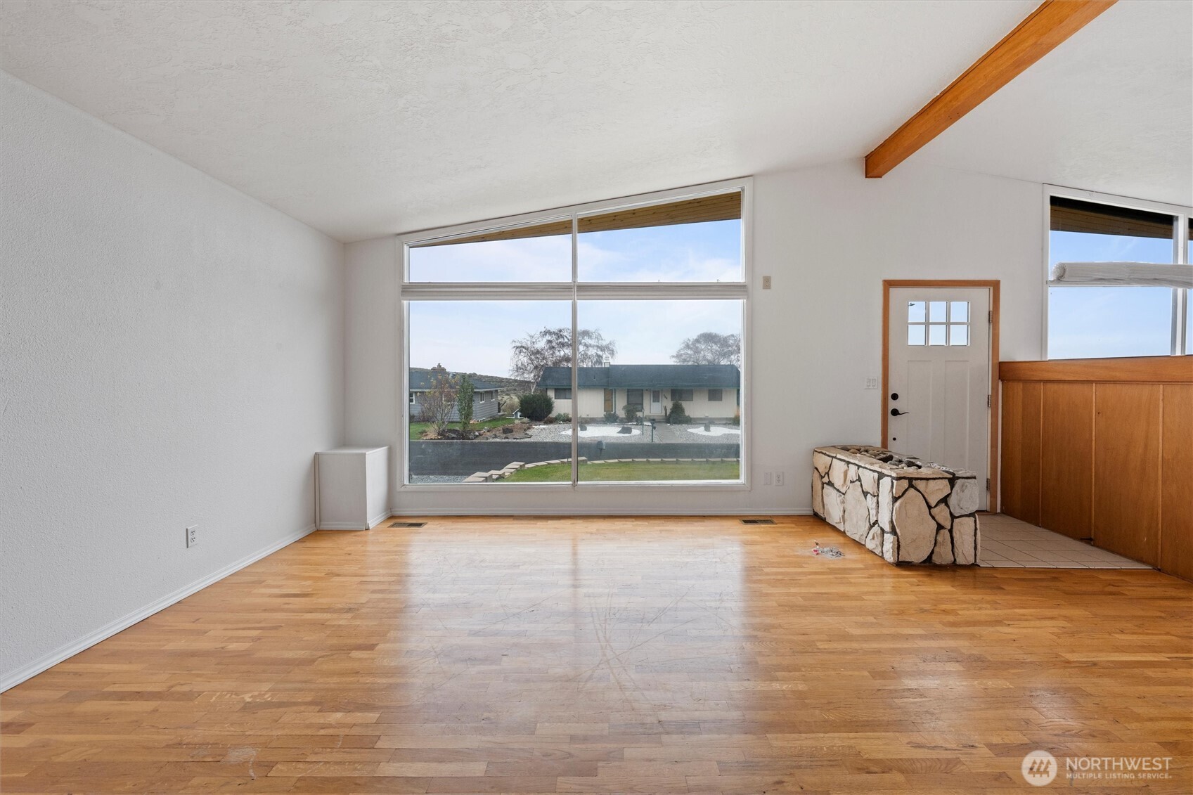 401 Statter Road Ephrata, WA 98823 - Photo 27 of 40 a view of an empty room with a window