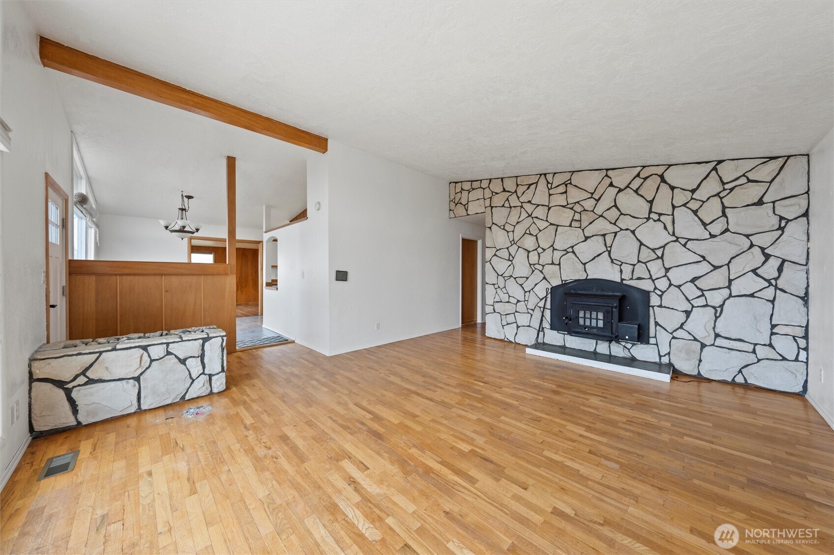 401 Statter Road Ephrata, WA 98823 - Photo 29 of 40 a view of a livingroom with furniture and a fireplace