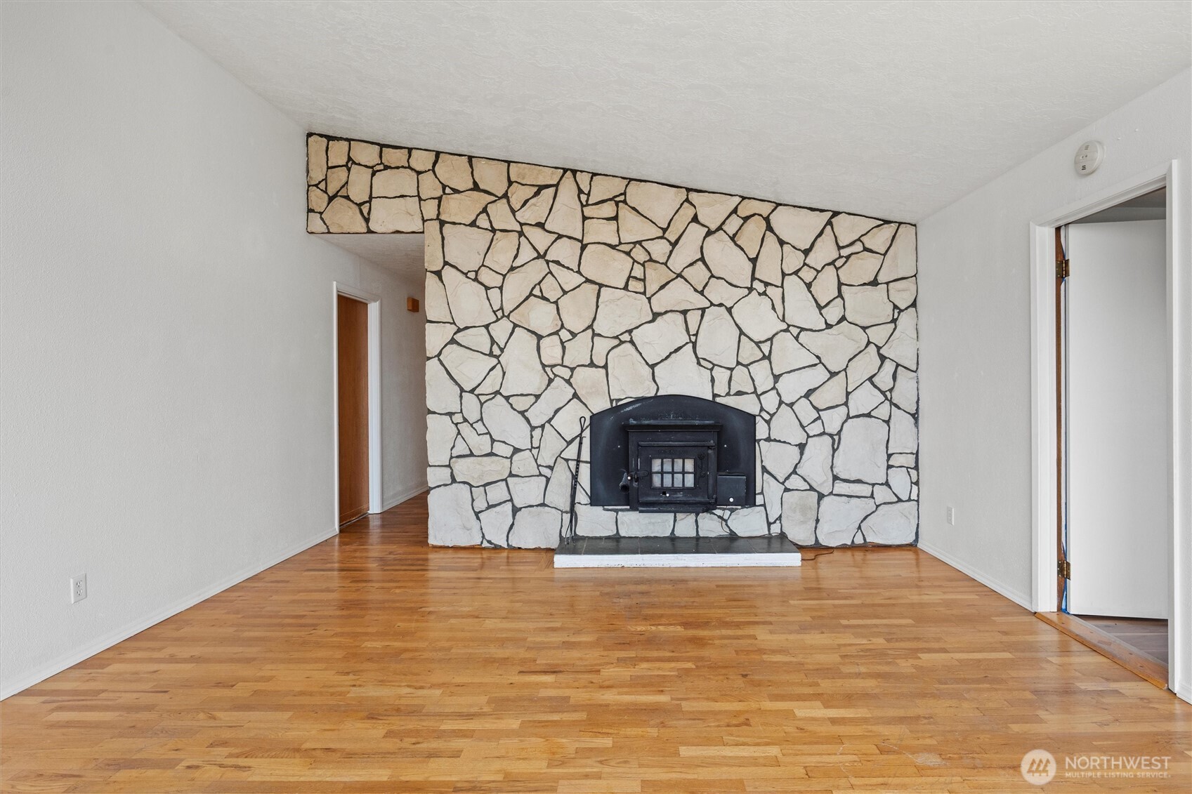 401 Statter Road Ephrata, WA 98823 - Photo 30 of 40 a view of empty room with a fireplace