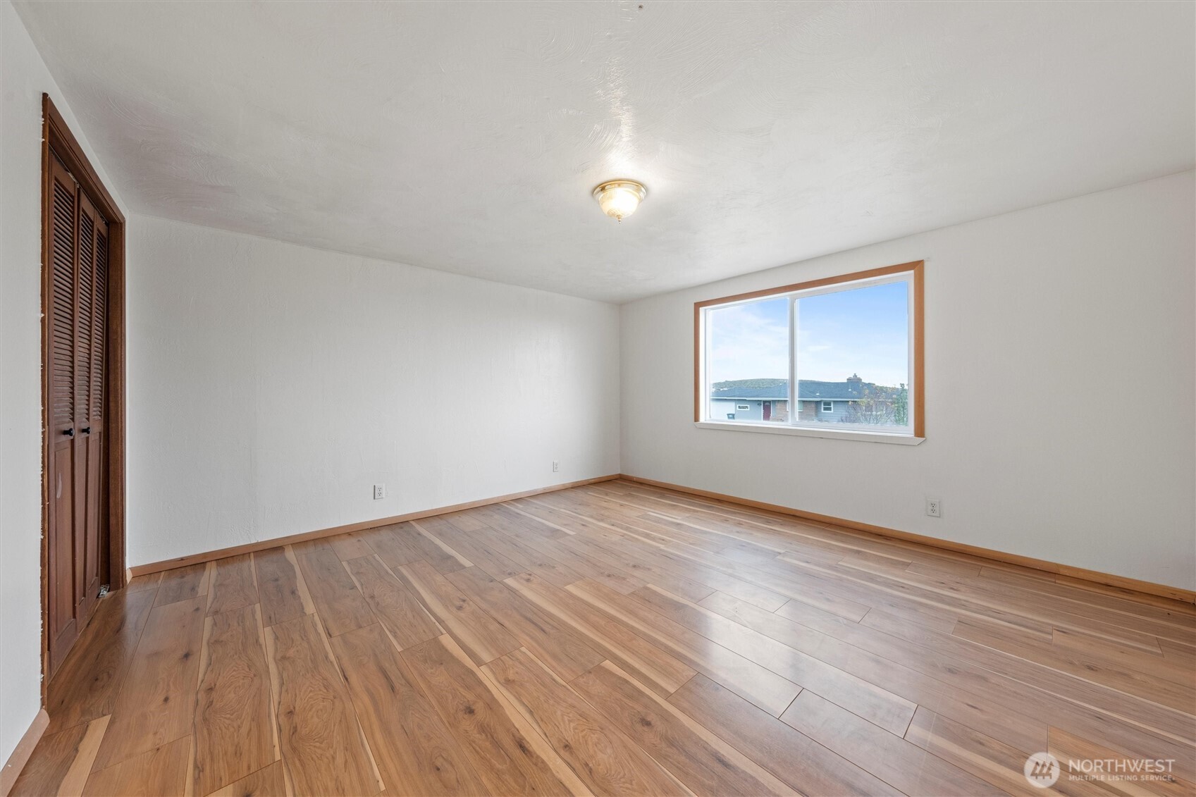 401 Statter Road Ephrata, WA 98823 - Photo 31 of 40 an empty room with wooden floor and windows